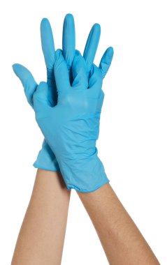 Sağlık çalışanı beyaz arka plana eldiven takıyor, yakın plan.