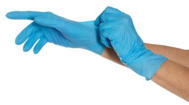 Sağlık çalışanı beyaz arka plana eldiven takıyor, yakın plan.