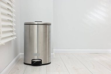 Kapalı alanda metal çöp kutusu, metin için boşluk