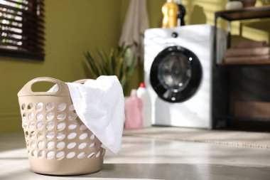 Çamaşır sepetinde yerde giysiler, yakın çekim. Metin için boşluk