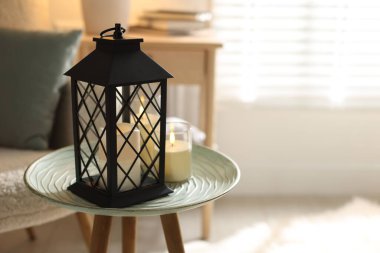 İçeride yanan mumları olan güzel bir Noel feneri. Metin için boşluk