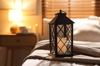 İçinde mum olan güzel bir Noel feneri. Metin için boşluk