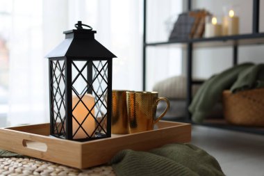 Güzel Noel feneri, mum ve sıcak içeceklerle hasır pouf kapalı, yakın çekim