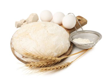 Maya hamuru, malzemeler ve süzgeç beyaza izole edilmiş.