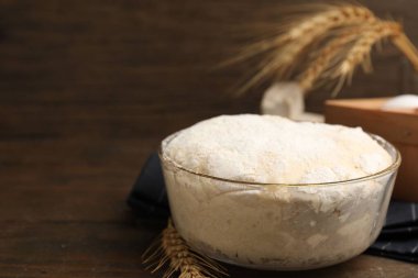 Cam kasede maya hamuru ve ahşap masada malzemeler, yakın plan. Metin için boşluk