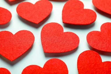 Sevgi. Açık mavi arkaplanda kırmızı dekoratif kalpler, yakın plan