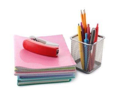 Ev ödevi. Renkli not defterleri ve beyaz üzerine izole edilmiş diğer kağıtlar yığını