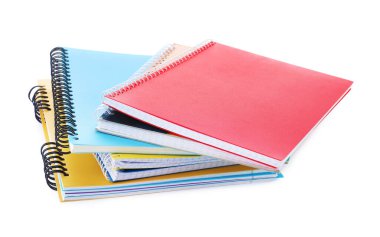 Ev ödevi. Beyaza izole edilmiş renkli defterler yığını