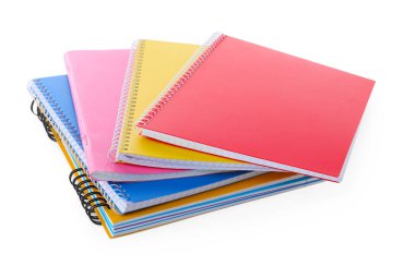Ev ödevi. Beyaza izole edilmiş renkli defterler yığını