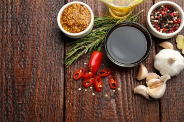 Soya sosu ve ahşap masada salamura yapmak için diğer farklı malzemeler. Metin için boşluk