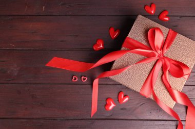 Sevgililer Günü. Hediye kutusu ve dekoratif kalpler tahta masada, düz yatıyordu. Metin için boşluk