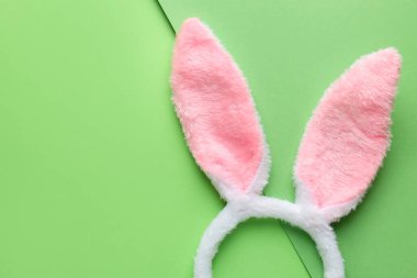 Mutlu Paskalyalar. Yeşil arka planda tavşan kulaklı şirin saç bandı, üst manzara. Metin için boşluk