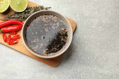 Soya sosu ve salamura için diğer farklı malzemeler gri desenli masa, üst manzara. Metin için boşluk