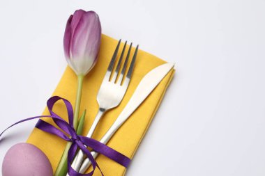 Paskalya kutlaması. Çiçek desenli ve beyaz renkte yumurta renginde bir ziyafet masası.