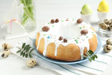 Lezzetli Paskalya pastası, tavşan figürü, bıldırcın ve boyanmış yumurta, yakın plan.