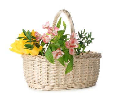 Beyaz bir demet çiçekli hasır sepet.