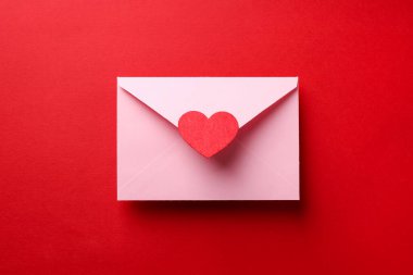 Sevgililer Günü tebrik kartı. Kırmızı arkaplanda dekoratif kalpli zarf, üst görünüm