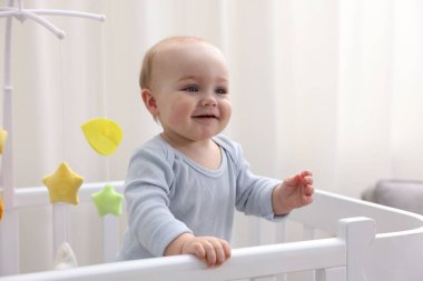 Evdeki beşiğinde küçük şirin bir bebek