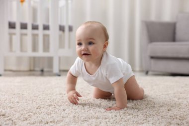 Evdeki halının üzerinde şirin bir bebek.