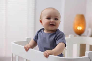 Evdeki beşiğinde küçük şirin bir bebek