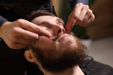 Berber dükkanında berber bıyığı, yakın plan.