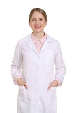 Beyaz arka planda ceketli gülümseyen eczacının portresi
