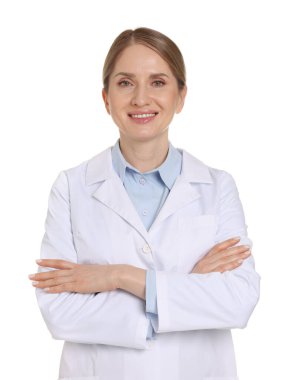 Beyaz arka planda çapraz kollu gülümseyen eczacının portresi.