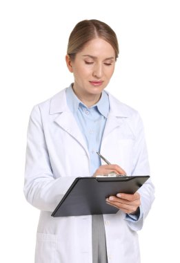 Beyaz arka planda panoya yazı yazan eczacı.