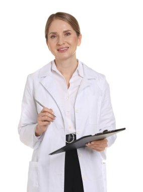 Beyaz arka planda pano ve kalemle gülümseyen eczacının portresi