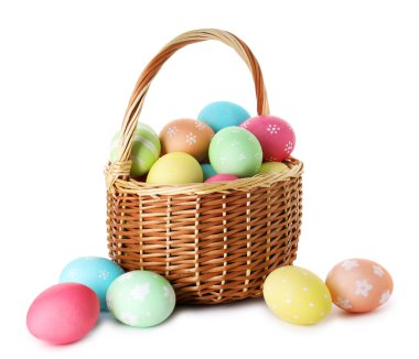 Hasır sepetteki boyanmış Paskalya yumurtaları beyaza izole edilmiş.