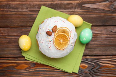 Güzel Paskalya pastası ve yumurtalar ahşap masada, düz yatıyordu.