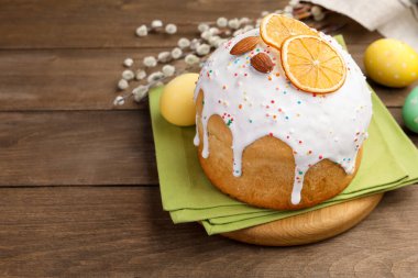 Güzel Paskalya pastası, yumurta ve söğüt ağacından masa, yakın plan. Metin için boşluk