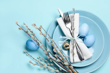 Paskalya kutlaması. Söğüt dalları ve açık mavi arka planda boyanmış yumurtalarla bezenmiş şölen masası. Metin için boşluk