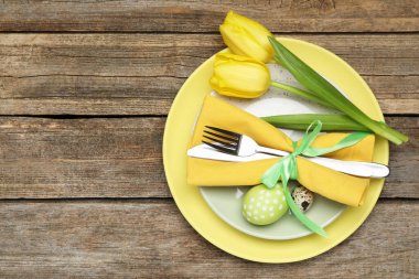 Paskalya kutlaması. Lale çiçekleri, boyanmış bıldırcın yumurtaları, ahşap arka plan, üst manzara. Metin için boşluk