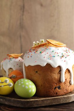 Güzel Paskalya pastaları ve yumurtalar ahşap masada.