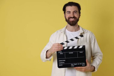 Sarı arka planı olan profesyonel bir film yönetmeni. Metin için boşluk