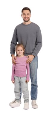 Beyaz arka planda baba ve kızının portresi.