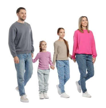 Beyaz arka planda mutlu aile portresi