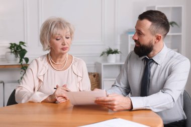 Tahta masadaki son vasiyet ve vasiyetname hakkında noter danışmanı.