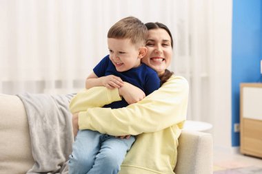 Mutlu anne evde oğluna sarılıyor.