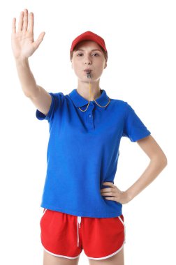 Hakem düdüğü çalıyor ve beyaz arkaplanda dur işareti gösteriyor