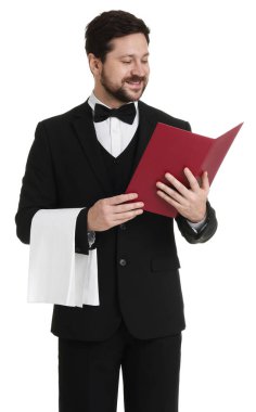 Beyaz arka planda havluyla gülümseyen garson.