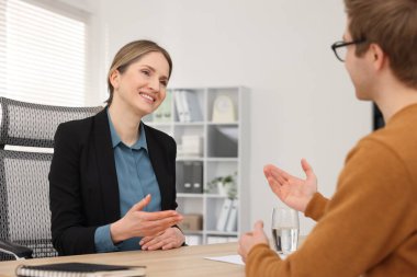 Gülümseyen üye ve adayın ofiste iş görüşmesi var.