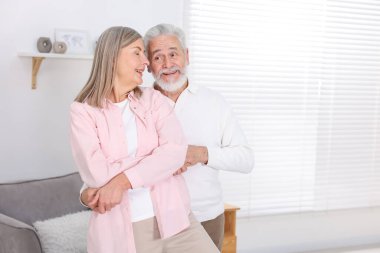 Güzel yaşlı çift evde dans ediyor. Metin için boşluk