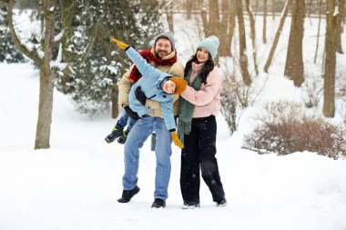 Mutlu aile, kış günü dışarıda birlikte vakit geçirir.