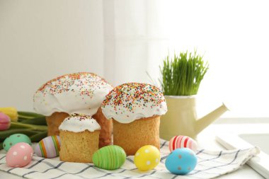 Geleneksel Paskalya pastaları ve mutfak tezgahında boyanmış yumurtalar.