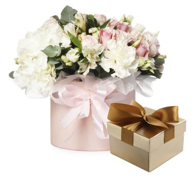 Çiçek buketi ve hediye kutusu beyaza izole edilmiş.