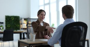 Gülümseyen üye ve adayın ofiste iş görüşmesi var.