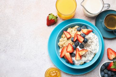 Yulaf ezmeli lezzetli bir kahvaltı. Işık masasında servis ediliyor. Metin için boşluk