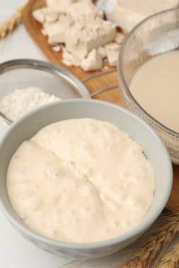 Maya hamuru ve malzemeler beyaz masada, yakın plan.